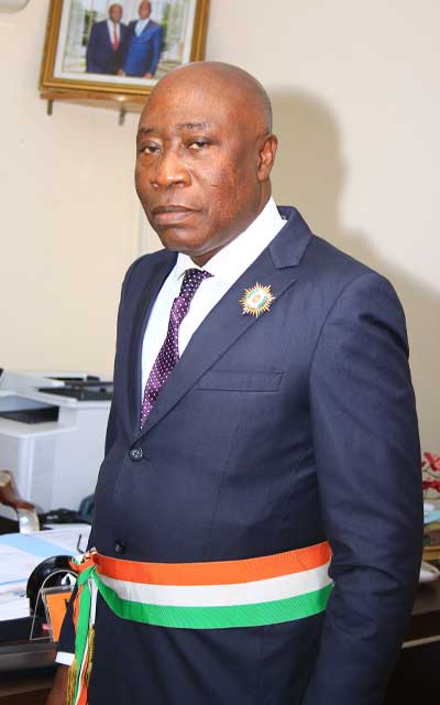 LE MOT DU PRESIDENT Mesdames et Messieurs, chers internautes, Notre institution, le Conseil Régional du Gontougo depuis le premier mandat en 2013, jusqu’aujourd’hui continue inlassablement son travail en faveur de nos populations. Leur apporter le bien-être, partout où elles vivent sur le territoire régional, à travers la mise à disposition d’infrastructures de base, indispensables pour leur épanouissement. Des progrès significatifs ont été observés sur le terrain, dans nos villes et villages, à mettre à l’actif de notre institution. A côté de ces projets, notre Région continue de bénéficier des investissements de l’Etat de Côte d’Ivoire, sous la houlette du Gouvernement, avec à sa tête, le Président de la République, SEM Alassane OUATTARA, à qui nous disons MERCI. La détermination de notre équipe, avec à sa tête, le Président élu, le Ministre de l’Agriculture et du Développement Rural, M. KOBENAN Kouassi Adjoumani à renforcer les acquis du premier mandat est encore plus grande. Nous pensons avoir beaucoup fait, même si nous reconnaissons que beaucoup reste à faire, face aux nombreux besoins, légitimes que nous expriment nos parents qui aspirent tous au développement. Ainsi nous pensons qu’il est temps de diversifier l’offre de communication et d’échanges avec les internautes, augmenter notre visibilité. Au delà de la communication traditionnelle (Télévision, radio, presse écrite) et notre page facebook, que nous utilisons pour communiquer, nous avons trouvé opportun d’utiliser un autre canal, aussi puissant pour atteindre un public aussi diversifié, par la création du site web de la Région du Gontougo, à l’heure où communiquer devient un élément important dans la gestion d’une collectivité décentralisée, parce que permettant de montrer à toutes et à tous, les réalisations et les actions faites, celles en cours d’exécution, ainsi que les projets à venir. Cette vitrine digitale sera aussi un espace pour la promotion du patrimoine culturelle et touristique de la Région du Gontougo à l’extérieur. Cette plateforme interactive en ligne est consultable sans interruption et même accessible partout dans le monde 24h/24 et 7J/7. Mesdames et Messieurs, chers internautes, Nous vous souhaitons la bienvenue sur le portail officiel de la Région du Gontougo. Nous nous tenons à votre disposition pour vos observations afin d’améliorer le contenu. M. KOSSONOU Kouassi Ignace Président de la Région du Gontougo